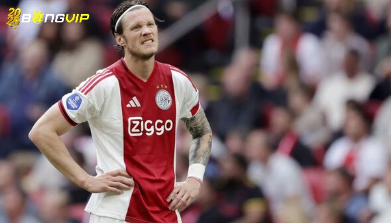 Lời xin lỗi và hậu quả khi tiền đạo Ajax đập máy quay khi hụt chức vô địch Hà Lan
